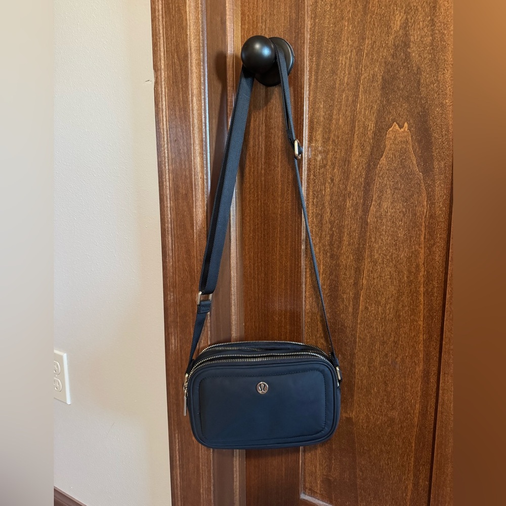 lululemon adjustable crossbody/shoulder purse